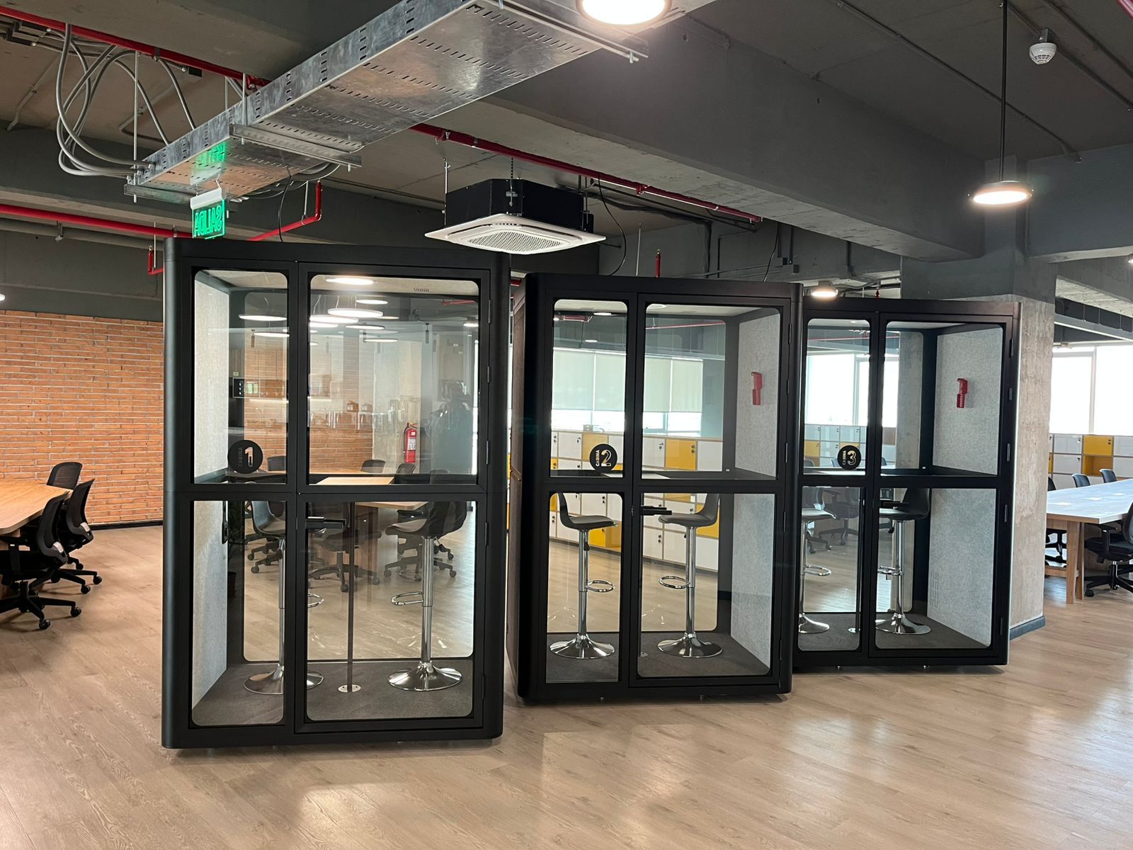 Cabina Acústica Doble Ergostore instalada en oficina