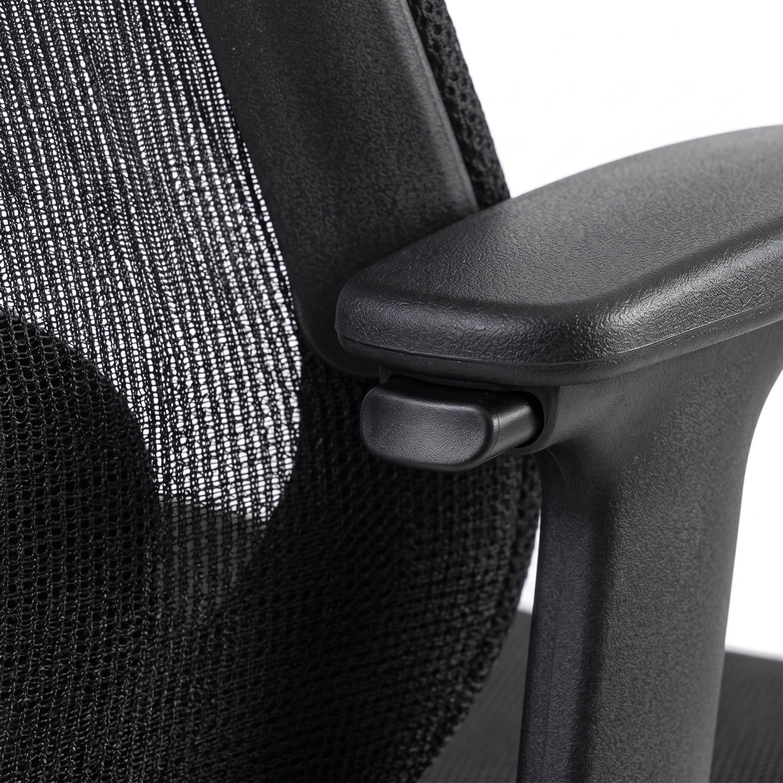 Detalle de malla y apoyabrazos de la Silla Cali Negra