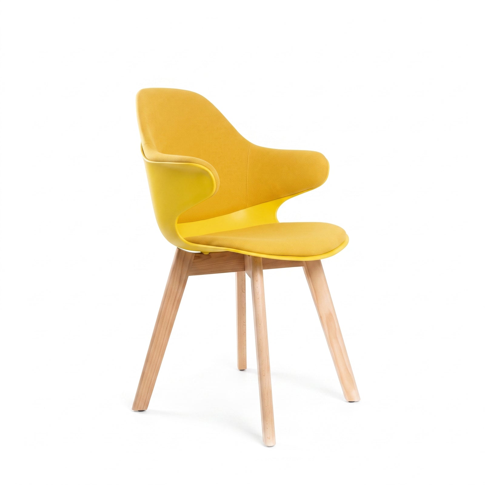Silla Ibiza pata madera en amarillo mostaza, vista frontal en tres cuartos