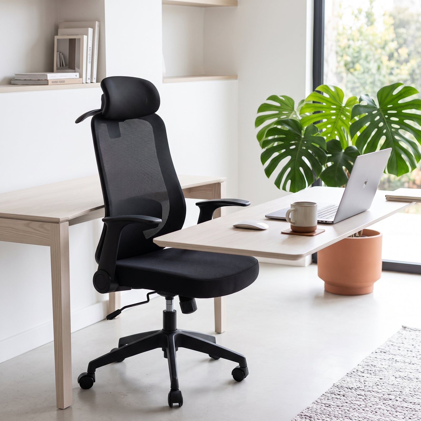 Silla ergonómica Cali Negra en espacio de trabajo
