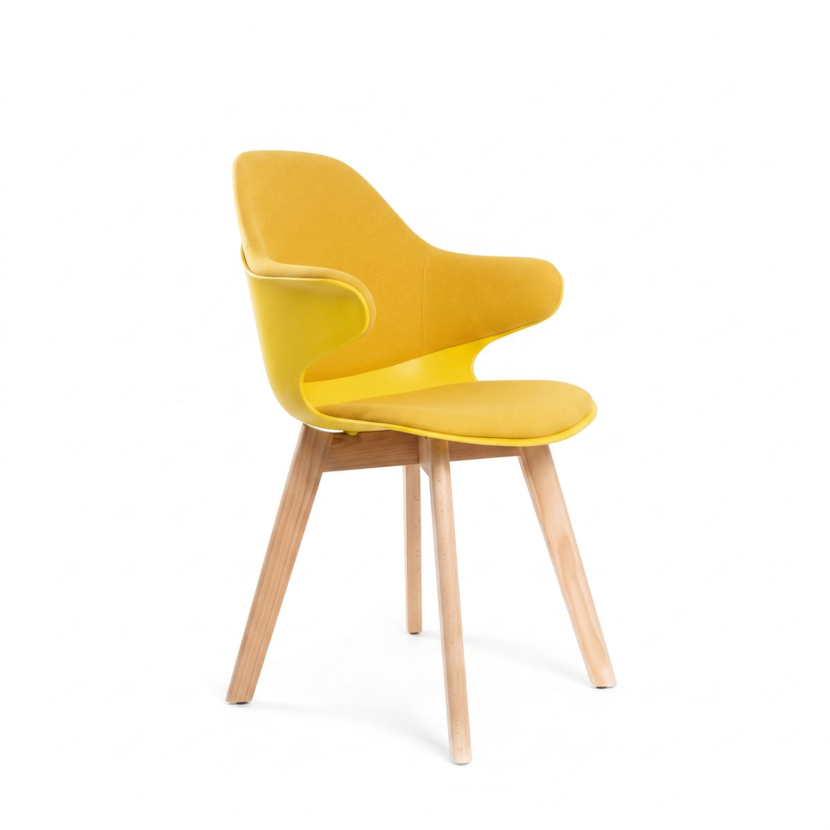 Silla Ibiza pata madera en amarillo mostaza, vista frontal en tres cuartos